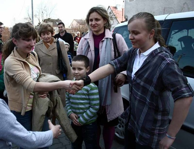 Diana Tyburczy (na zdjęciu z prawej) podaje rękę Reginie