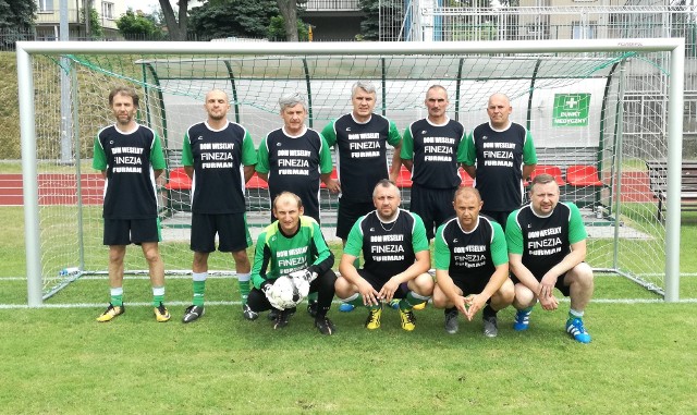 Andrzej Zoch (w górnym rzędzie, trzeci z lewej) poprowadził drużynę Oldbojów Busko-Zdrój do drugiego miejsca w "Mundialu dla starszych panów".