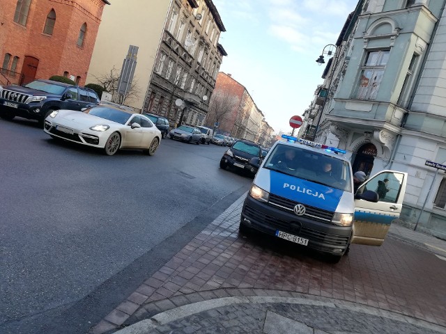 W środę rano na ulicy Cieszkowskiego w Bydgoszczy kierowcy musieli liczyć się z utrudnieniami w ruchu. Na jakiś czas policja musiała zamknąć ulicę od skrzyżowania z Pomorską.Zgłoszenie o radiowozie blokującym ulicę dostaliśmy w środę, po godzinie 8 rano. Jak poinformował nas kom. Przemysław Słomski z zespołu prasowego KWP w Bydgoszczy, policja zamknęła ruch na ul. Cieszkowskiego, by umożliwić pracę ekipie budowlanej. Jak się okazało, w jednym z lokali wylewano posadzkę. Po godzinie 9 ulica została odblokowana.Stop Agresji Drogowej. Odcinek 5