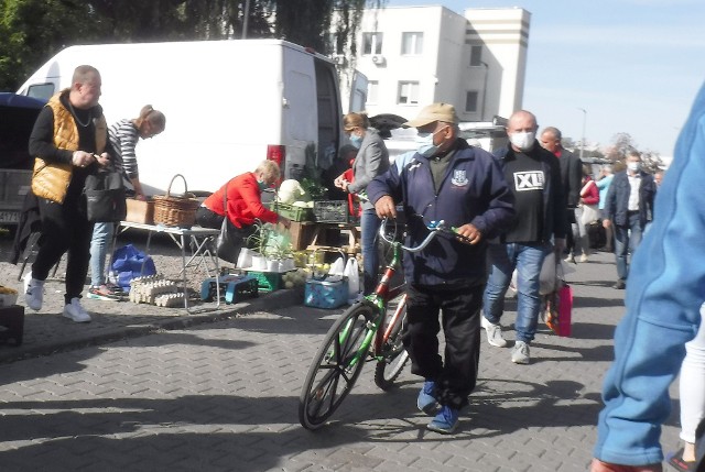 Ładna pogoda sprzyjała robieniu zakupów. Jak zwykle przed weekendem radomianie przyszli na targowisko po niezbędne produkty. Owoce warzywa, krzewy cebulki kwiatów oraz bardzo ładny kolorowy wrzos cieszyły się dużym zainteresowaniem wśród kupujących.>