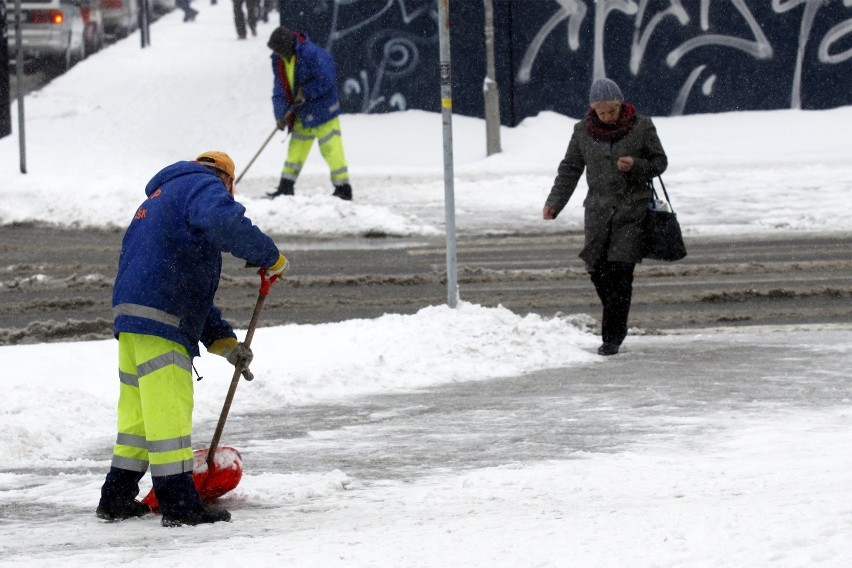 Stawka godzinowa za odśnieżanie chodnika - 28,62 zł....