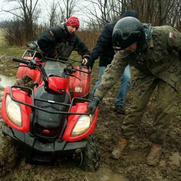 - Nikt nie mówił, że będzie lekko - śmieje się Paweł (z lewej), pomagając chłopakom wyciągnąć quada z błota.