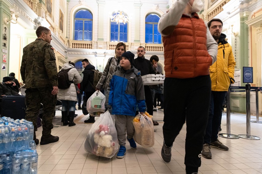 Uchodźcy z Ukrainy otrzymują pomoc na dworcu PKP w Przemyślu [NOWE ZDJĘCIA]