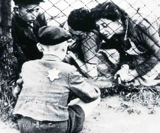 12 września 1942 zakończyła się Wielka Szpera – operacja wysiedlenia z getta w Łodzi  dzieci do 10. roku życia, starców i osób chorych. Niemcy wywieźli ich do obozu zagłady w Chełmnie nad Nerem i tam zabili w mobilnych komorach gazowych.