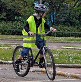 Młodzi rowerzyści będą jeździć w kaskach i kamizelkach