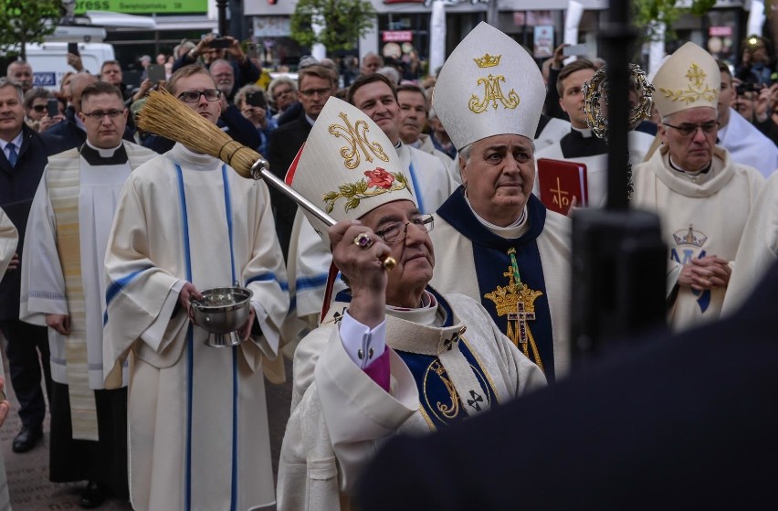 W minioną niedzielę przed  siedzibą archidiecezji w Gdańsku...