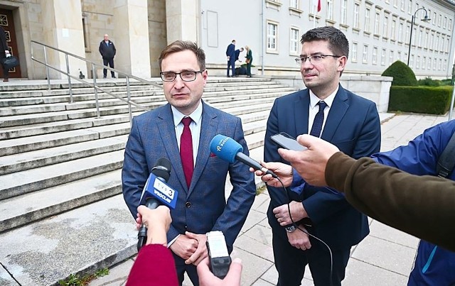 Marcin Krzyżanowski wicemarszałek województwa dolnośląskiego i Mariusz Haładaj prezes Prokuratorii Generalnej przed spotkaniem z samorządowcami.