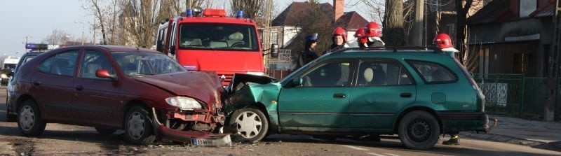 Czołowe zderzenie: Kierowca toyoty nie ustąpił pierwszeństwa, dwa auta skasowane (zdjęcia)