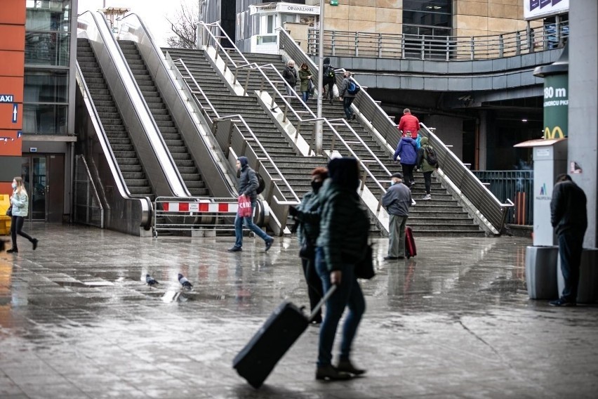 Zarządowi Dróg Miasta brakuje pieniędzy na wymianę schodów przy dworcu głównym w Krakowie