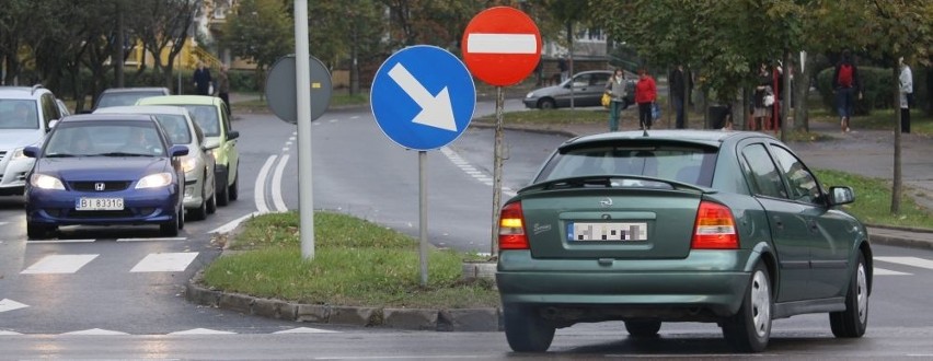 Zakaz wjazdu drogowcy ustawili kilkaset metrów wcześniej....