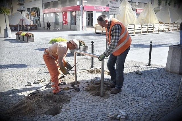 Montaż stojaka na Runku Kościuszki.