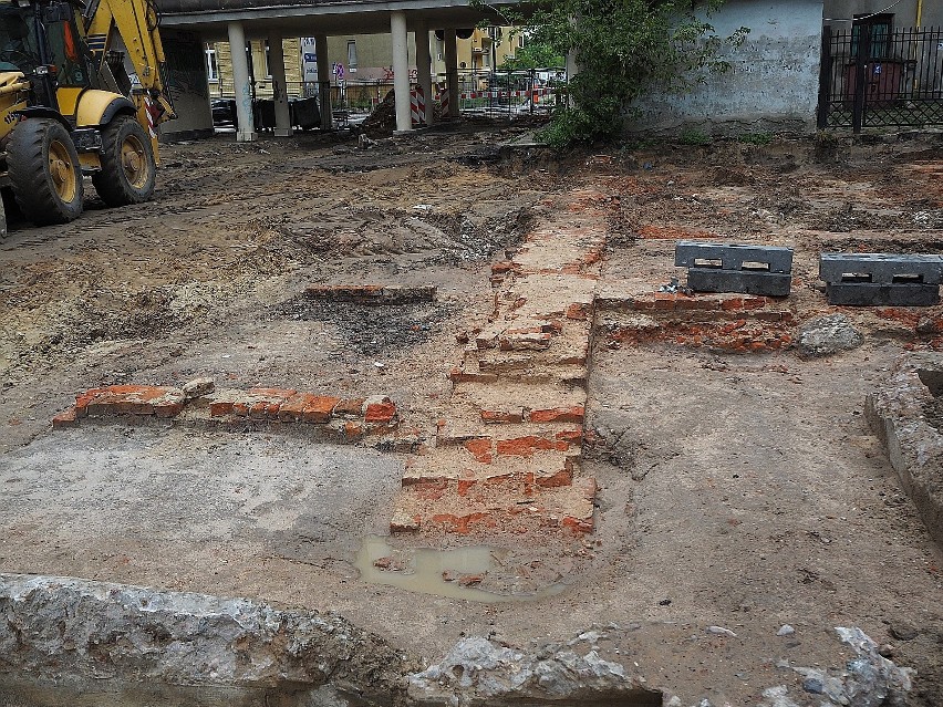 Przędzalnię i schron odkopano podczas budowy przebicia przy ul. Sienkiewicza. Remont opóźni się ZDJĘCIA