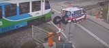 Karetka utknęła na przejeździe kolejowym w Miłocinie. PKP Linie Kolejowe udostępniły nagranie [WIDEO]