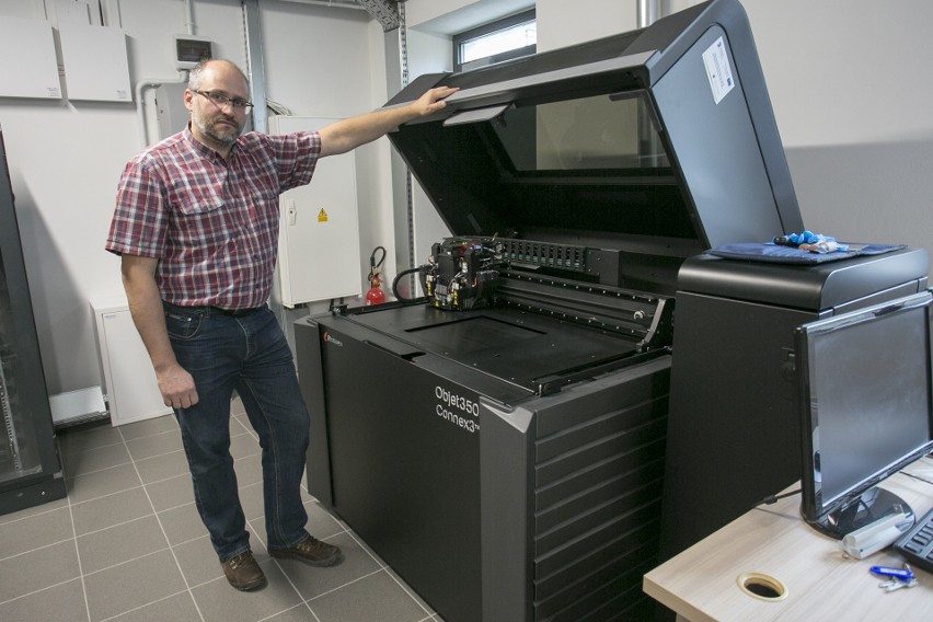 Jacek Niski prezentuje jedną z drukarek 3D.