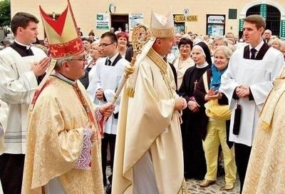 Bp Andrzej Jeż znalazł czas na rozmowy z wiernymi FOT. ARCHIWUM