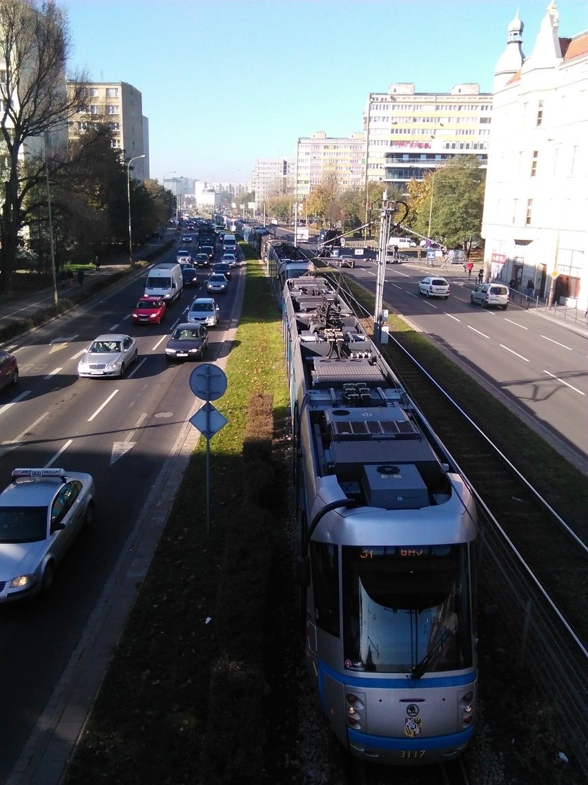 Wypadek na Legnickiej. Tramwaj zderzył się z ciężarówką (ZDJĘCIA)