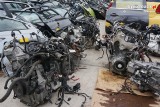 Nalot na Autozłom w Porębie. Policjanci znaleźli mnóstwo części samochodów kradzionych w całej Unii Europejskiej WIDEO + ZDJĘCIA