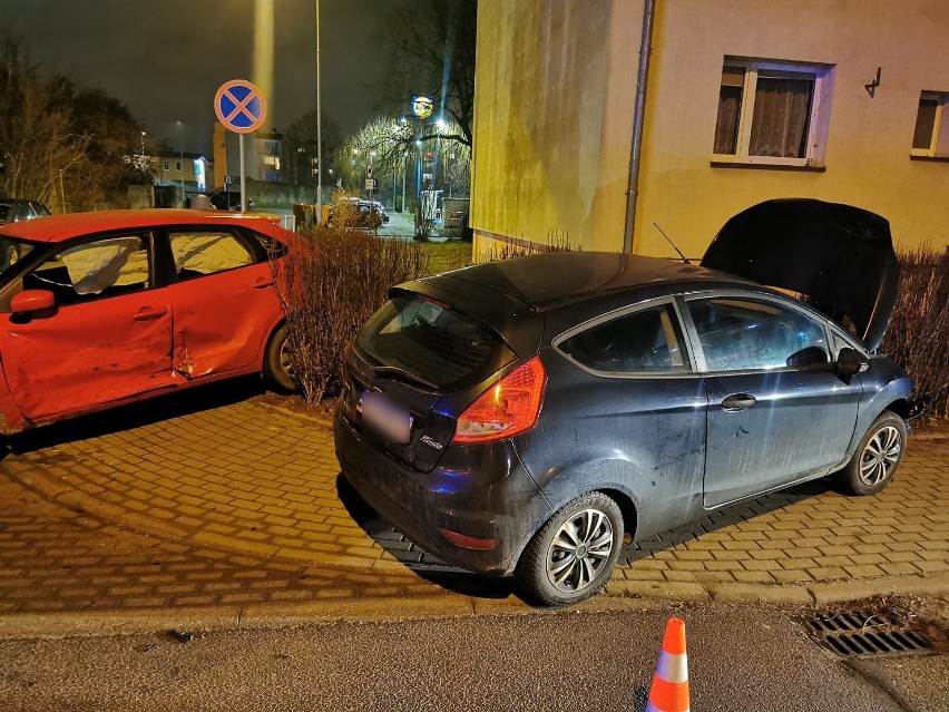 Wypadek na ul. Lutyków w Koszalinie. Zderzyły się dwa auta [zdjęcia]