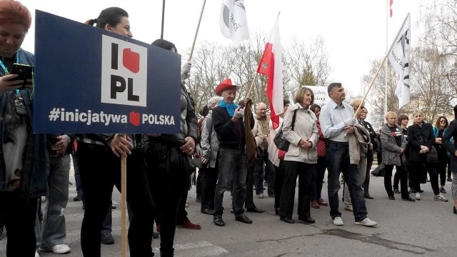 W Koszalinie do strajku przyłączyło się 28 spośród 50 placówek (w tym niektóre przedszkola). O godz. 15.30 przed dawnym urzędem wojewódzkim przy ul. Andersa w Koszalinie rozpoczęła się pikieta, w której mogli wziąć udział wszyscy, którzy solidaryzują się z nauczycielami. 