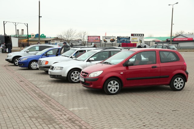 Z giełdy w Sandomierzu można było w sobotę, 13 marca wyjechać własnym samochodem. Jakie auta i za ile oferowano?Giełda w Sandomierzu jest jednym z nielicznych miejsc w naszym regionie, gdzie można sprzedać lub kupić samochód. Mercedes, audi, mazda… Ceny oraz marki oferowanych aut były dość zróżnicowane. Osobom mającym w planach zakup samochodu polecamy przejrzenie na kolejnych slajdach sobotniej oferty giełdy w Sandomierzu >>>