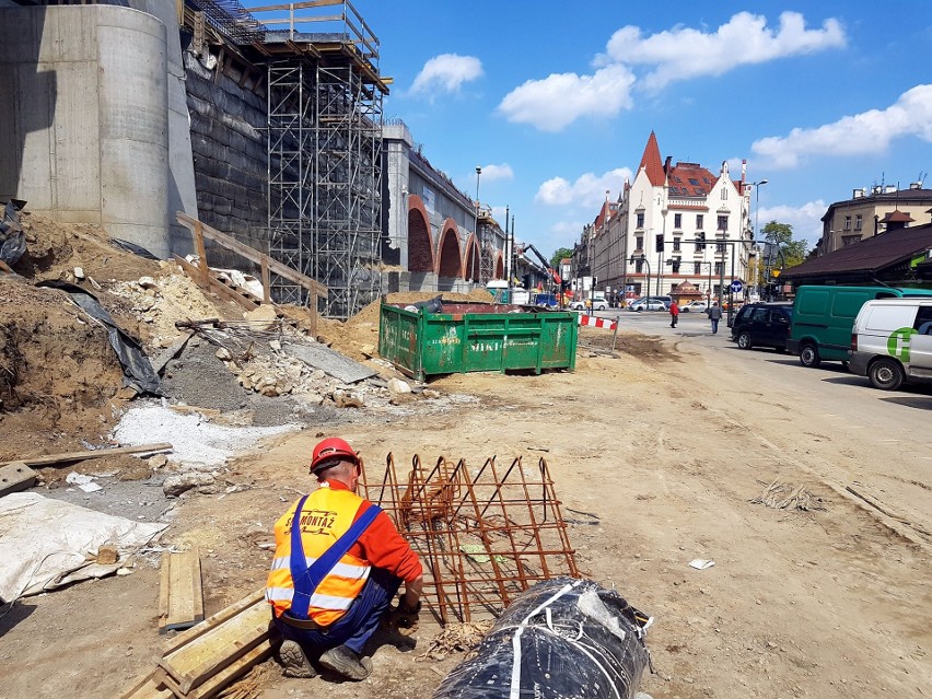Kraków. Wielkie postępy na ogromnej inwestycji. Kładą już szyny [ZDJĘCIA]