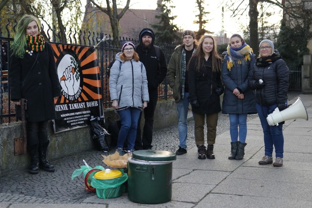 - Ciepłe posiłki będziemy serwować co niedzielę, aż do wiosny - zapowiadają wolontariusze kolektywu "Jedzenie Zamiast Bomb".