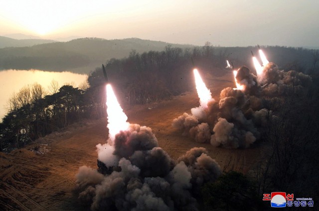 Kim Dzong Un obserwował symulowany atak na Koreę Południową