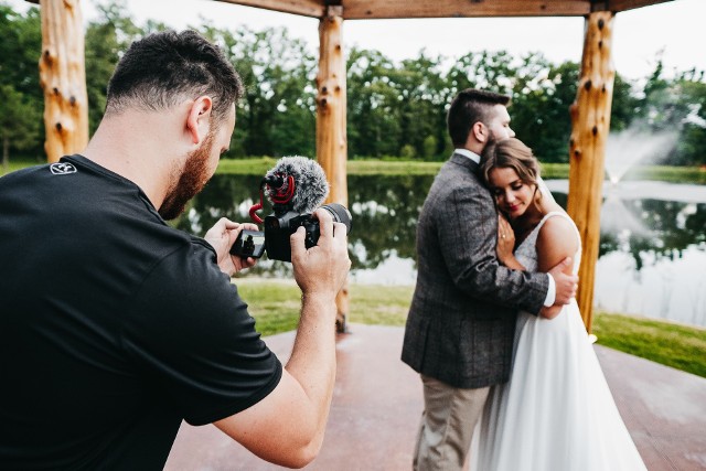 Fotografowie ślubni twierdzą, że takie sygnały na ślubie i weselu to znak, że małżeństwo nie przetrwa długo. Poznaj je teraz na kolejnych slajdach galerii >>>>>