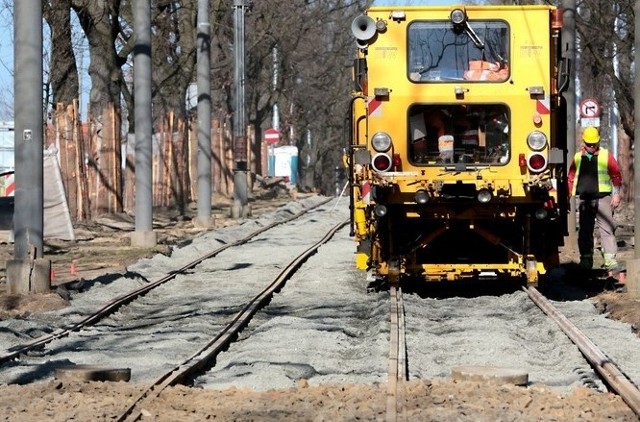 Internauci informują nas o krzywych torach w al. Piastów. Spółka uspokaja: to jeszcze plac budowy.