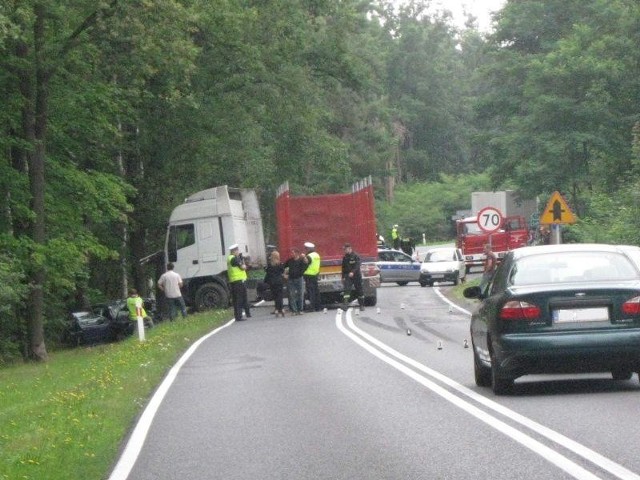 Na drodze krajowej nr 27 niedaleko Żar ciężarówka zderzyła się ze skodą.