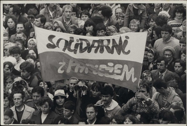 Demonstracje „Solidarności” podczas Pielgrzymki papieża Jana Pawła II do Ojczyzny w 1987 roku. Zdjęcie z archiwum Zbigniewa Romaszewskiego (sygn. 341).