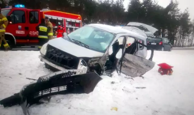 Wypadek ciężarówki i osobówki koło Czerska 7.02.2021