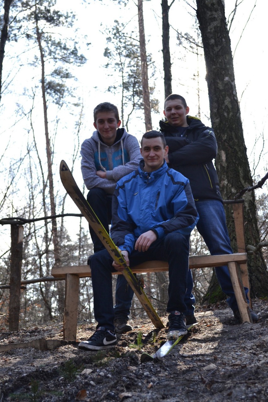 8 metrów - to rekord skoczni. Na zdjęciu Krzysiek Łanowy,...