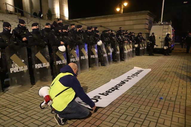 Protest z 24 października 2020 roku, w związku z którym policja chciała ukarać Marka JarockiegoZobacz kolejne zdjęcia. Przesuwaj zdjęcia w prawo - naciśnij strzałkę lub przycisk NASTĘPNE >>>