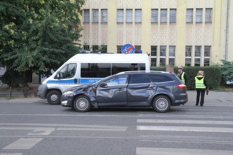 Wypadek na Curie-Słodowskiej. Tramwaj 10 zderzył się z fordem 