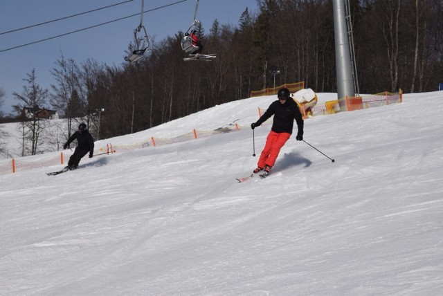 Od 12 lutego oficjalnie ośrodki narciarskie mogą działać. Póki co szusować można poprzez udział w zajęciach edukacyjno-sportowych w Wiśle, jakie są organizowane np. w stacji Skolnity, Nowa Osada, Klepki