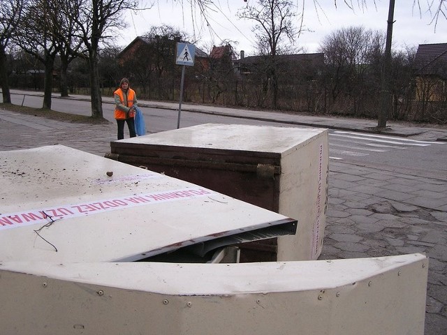 Wandale przewrócili kontenery.