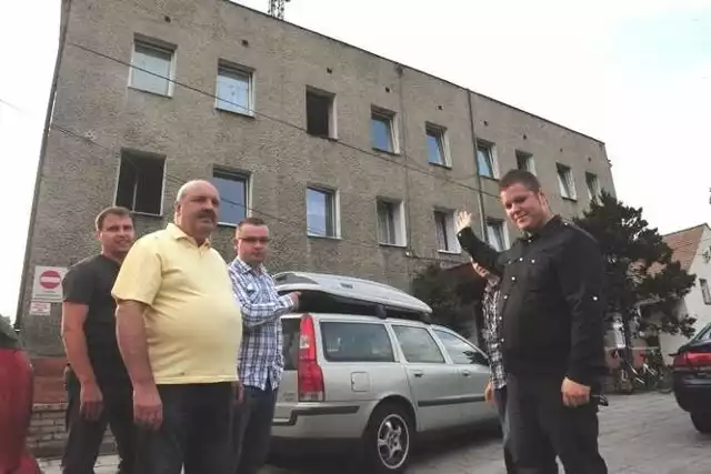 Jesienią 2012 roku przeciwko rozbudowie noclegowni protestowała cała rada dzielnicy. Grzegorz Zwolak (z prawej) opuścił radę, bo -  jak tłumaczy - nie może być członkiem ciała, które jest przeciwko mieszkańcom dzielnicy.