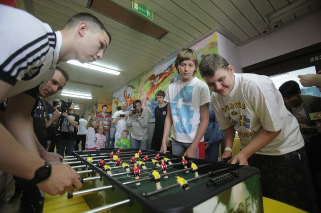 Piłkarze Piasta odwiedzili dzieci ze szpitala klinicznego w Katowicach