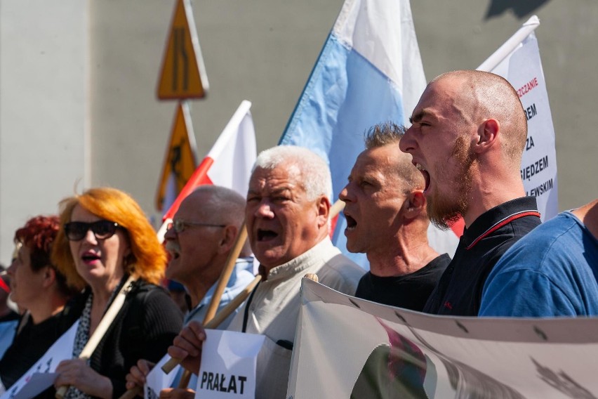 18 czerwca przed siedzibą bydgoskiej kurii odbyła się...