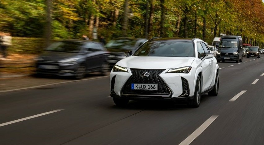 Cieszący się dużą popularnością crossover Lexus UX z...