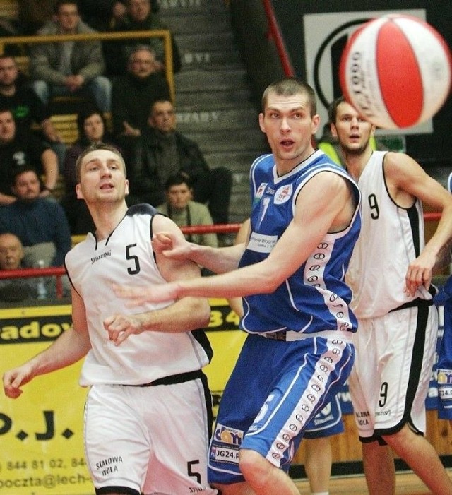 Koszykarze Stali Stalowa Wola (z lewej Rafał Partyka, z prawej Marek Piechowicz) podejmują we własnej hali w niedzielę Prokom II Sopot.