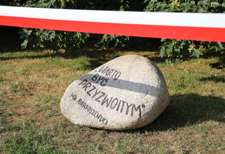 Radnemu PiS nie podoba się głaz Bartoszewskiego na Jasnych Błoniach w Szczecinie