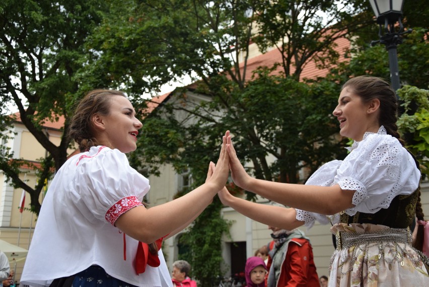 Zielona Góra. Trwa Międzynarodowy Festiwal Folkloru Oblicza Tradycji. Mnóstwo mieszkańców bierze udział w zabawach z zespołami [ZDJĘCIA]