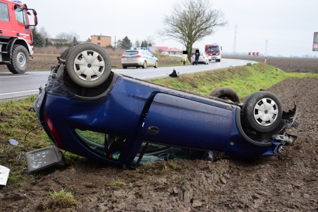 Na drodze wojewódzkiej nr 251 w Wielowsi (gmina Pakość) doszło do groźnego karambolu, w którym uczestniczyły trzy samochody osobowe. Dwie osoby trafiły do szpitala.