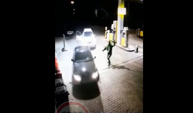 Do zdarzenia doszło na stacji paliw przy ul. Tarnowskiej w Żabnie. Co było przyczyną ataku uzbrojonego w maczetę mężczyzny na kierowcę BMW?