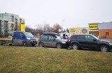 Wypadek przy Gądowiance we Wrocławiu, aut nie dało się rozłączyć. Co zrobili kierowcy? [ZOBACZ]
