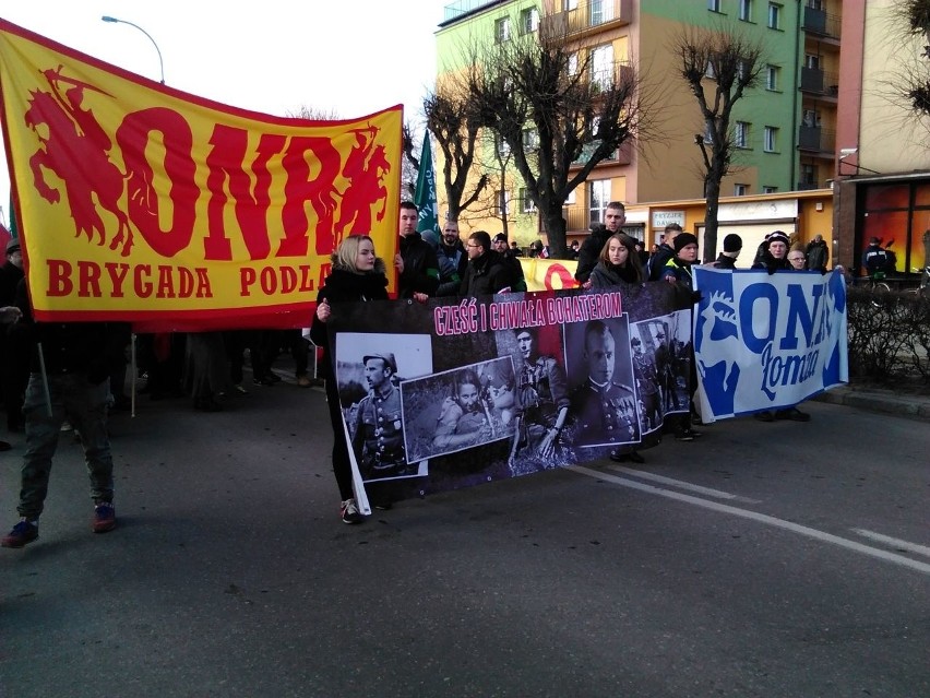 Według organizatorów w marszu miało wziąć udział około 400...