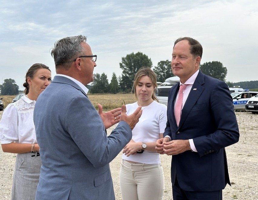 Łódzkie. Ambasador USA w Polsce, Mark Brzezinski, odwiedził farmę wiatrową w gminie Wolbórz