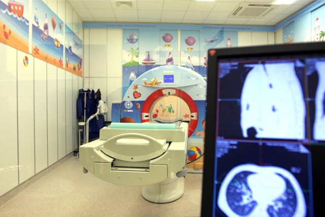 Pracownia tomografii komputerowej w szpitalu św. Ludwika. Zdjęcie ilustracyjne